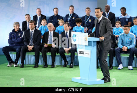 Fußball - Manchester City Training Ground Offizieller Start. Khaldoon Mulbarak, Vorsitzender von Manchester City, spricht vor den Zuschauern zur Eröffnung des Etihad Campus (City Football Academy). Manchester. Stockfoto