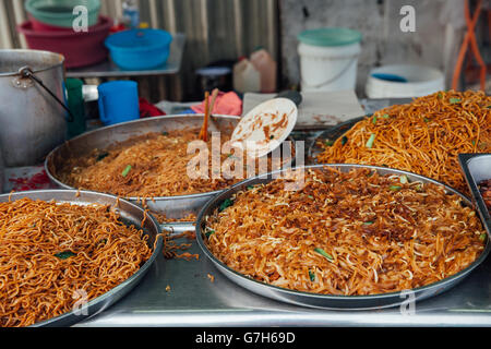 Kway Teow gebratene Nudeln an der Kimberly Street Food Night Market, George Town, Penang, Malaysia. Stockfoto