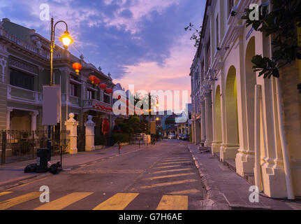 Abenddämmerung Blick auf Armenian Street und Yap Kongsi Clan Haus, George Town, Penang, Malaysia. Stockfoto