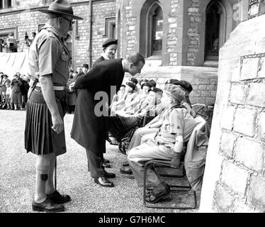 Der Herzog von Edinburgh freut sich, mit behinderten Pfadfindern zu sprechen, die an der St. George's Day Parade der Queen's Scouts im Windsor Castle teilnahmen. Der Herzog vergab sich für die Königin, die sich nach einer schweren Erkältung ausruhte. Stockfoto