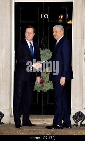 Premierminister David Cameron schüttelt vor einem morgendlichen Treffen in der Downing Street 10, London, die Hände mit dem algerischen Premierminister Abdelmalek Sellal. Stockfoto