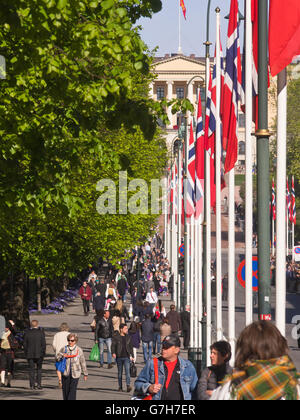 Karl Johan Straße in der norwegischen Hauptstadt Oslo, die Parade Fahnen führt bis in das königliche Schloß, Feierlichkeiten zum Tag der Verfassung Stockfoto