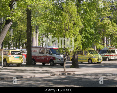 Krankenwagen aufgereiht aber nicht notwendig in Karl Johan, Oslo Norwegen, bereit für jeden Notfall während einer Nationalfeiertag-parade Stockfoto