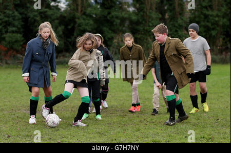 Kinder der Pittville School in Cheltenham spielen Fußball in Armeeuniformen zum 100. Jahrestag des Weihnachtsfrieden zwischen deutschen und alliierten Truppen während des Ersten Weltkriegs. Stockfoto