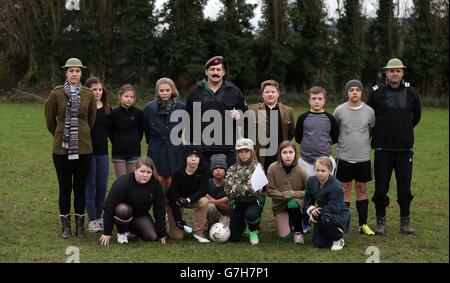 Kinder der Pittville School in Cheltenham, bevor sie in Armeeuniformen Fußball spielten, um des 100. Jahrestages des Weihnachtsfrieden zwischen deutschen und alliierten Truppen während des Ersten Weltkriegs zu gedenken. Stockfoto