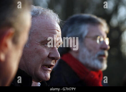 Martin McGuinness und Gerry Adams von Sinn Fein sprechen nach Gesprächen im Stormont House in Belfast mit den Medien. Stockfoto