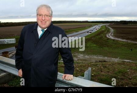 Verkehrsminister Patrick McLoughlin steht an der neuen zweispurigen Autobahn der A11 in Elveden in Norfolk, er eröffnete offiziell die neue Strecke der A11 vom Fiveways-Kreisverkehr in Mildenhall und Thetford. Stockfoto