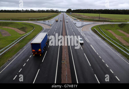 Die neue zweispurige Autobahn der A11 am fünf-Wege-Kreisverkehr in Mildenhall in Norfolk, die von Verkehrssekretär Patrick McLoughlin eröffnet wurde. Stockfoto