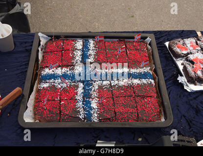 Hausgemachte Schokoladen-Kuchen mit Zuckerguss verziert und norwegische Flagge bereit für eine festliche Feier Stockfoto