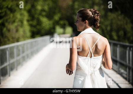 Braut im weißen Kleid Stockfoto