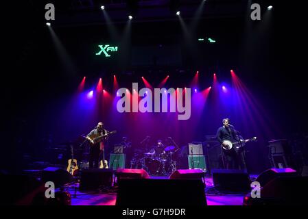 Andrew Davie (links) und Joey Haynes (rechts) von Bear's Den treten im Winter Wonderland 2014 von XFM im O2 Apollo Manchester auf. Stockfoto