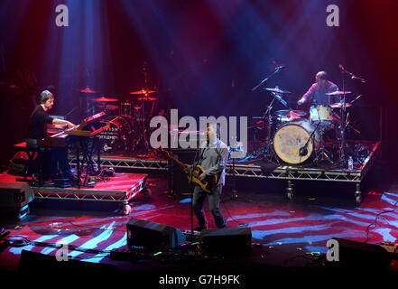 Jimi Goodwin tritt im Winter Wonderland 2014 von XFM im O2 Apollo Manchester auf. Stockfoto