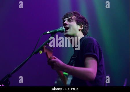 Xfm Winter Wonderland - Manchester. Kieran Shudall of circa Waves tritt im Winter Wonderland 2014 von XFM im O2 Apollo Manchester auf. Stockfoto