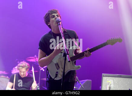 Kieran Shudall of circa Waves tritt im Winter Wonderland 2014 von XFM im O2 Apollo Manchester auf. Stockfoto