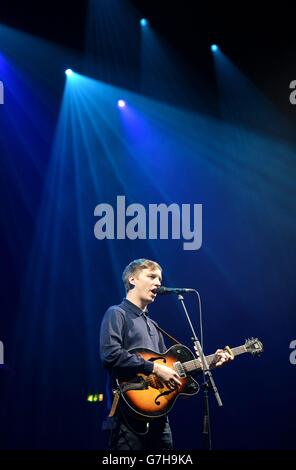 Xfm Winter Wonderland - Manchester. George Ezra tritt im Winter Wonderland 2014 von XFM im O2 Apollo Manchester auf. Stockfoto