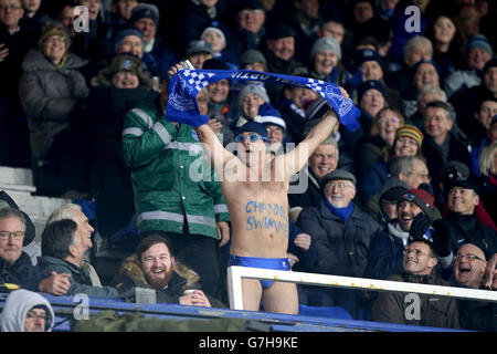 Ein Everton-Fan, der während des Barclays Premier League-Spiels im Goodison Park, Liverpool, ein Schwimmkostüm auf den Tribünen trägt. Stockfoto