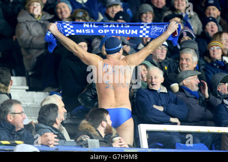 Ein Everton-Fan, der während des Barclays Premier League-Spiels im Goodison Park, Liverpool, ein Schwimmkostüm auf den Tribünen trägt. Stockfoto