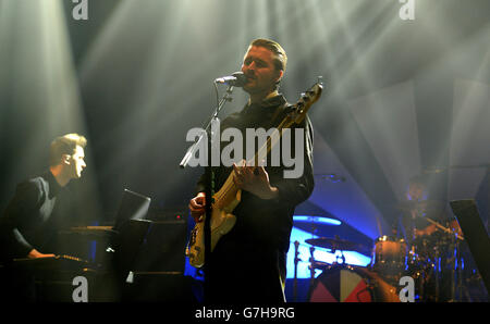 Hayden Thorpe of Wild Beasts tritt im Winter Wonderland 2014 von XFM im O2 Apollo Manchester auf. Stockfoto