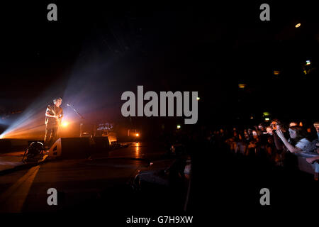 Ben Howard tritt im Winter Wonderland 2014 von XFM im O2 Apollo Manchester auf. Stockfoto