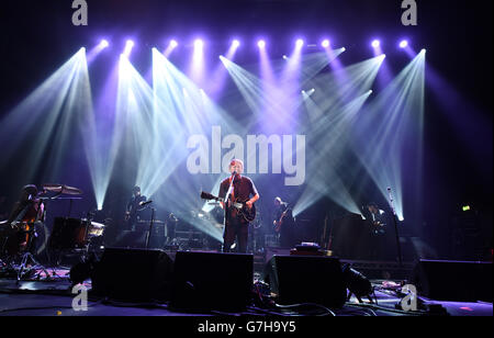 Ben Howard tritt im Winter Wonderland 2014 von XFM im O2 Apollo Manchester auf. Stockfoto