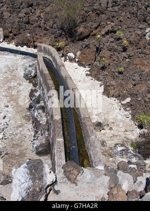 Teneriffa-Kanarische Inseln-Spanien, konkrete Freiwasser-Kanal in der Nähe von Arguayo durch Lava Felder mit Wasser auf die Felder Stockfoto