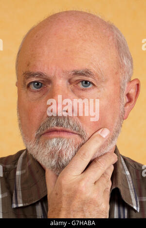 Älterer Mann, 59, nachdenklich Stockfoto