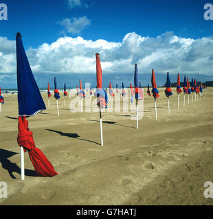 Sonnenschirme am Strand, Deauville, Normandie, Frankreich, Europa Stockfoto