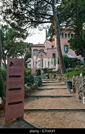 Casa Museu Gaudi oder Gaudí Museum im Parc Güell, UNESCO-Weltkulturerbe, Barcelona, Katalonien, Katalonien oder Cataluna, Spanien Stockfoto