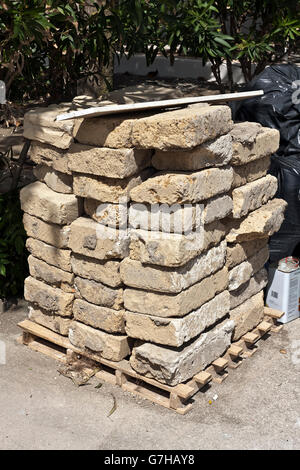 Stapel von Tuff Bricks, Baumaterial Stockfoto