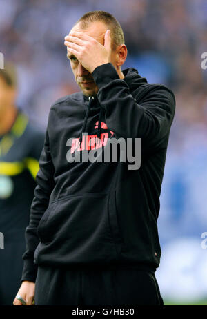 Holger Stanislawski, enttäuscht Manager des Fußball-Bundesligisten Hoffenheim, während der Partie zwischen Schalke 04 3 Stockfoto