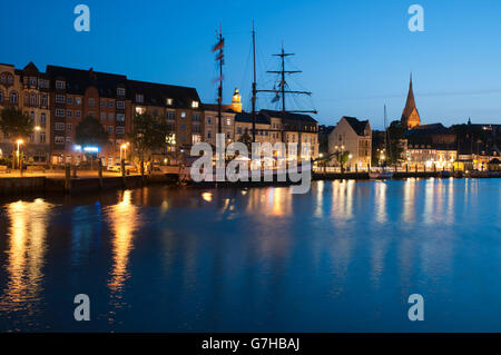 Stadtansicht mit Hafen in der Abenddämmerung, Flensburg, Flensburger Förde, Ostsee, Schleswig-Holstein, PublicGround Stockfoto