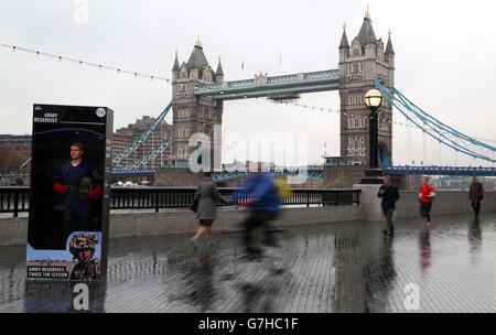 REDAKTIONELLE VERWENDUNG ZEIGT NUR, dass er der DOPPELTE STAATSBÜRGER ist, Sapper Anthony Batten, ein Armeereservist vom 101 City of London Engineer Regiment in einer lebensgroßen Action-Figurenbox am Südufer in London, als Teil einer Kampagne zur Sensibilisierung für die Army Reserve. Stockfoto