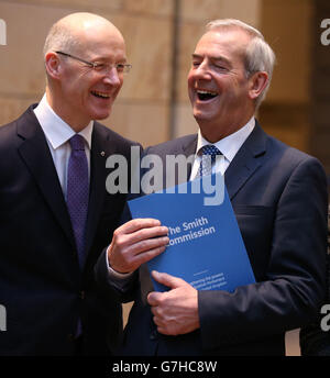 John Sweeney (links), stellvertretender erster Minister, und Lord Smith, Vorsitzender der Kommission von Kelvin, hielt den Bericht der Smith-Kommission im National Museum in Edinburgh, während er die von der Smith-Kommission erstellten "Heads of Agreement" einführte, die eine weitere Dezentralisierung für Holyrood in den Blick nehmen. Stockfoto