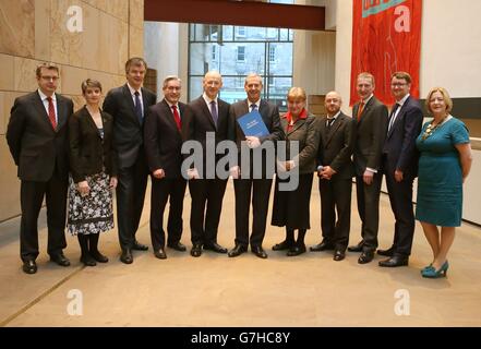 (Von links nach rechts) Prof Adam Tomkins, Scottish Conservatives, Maggie Chapman, Scottish Green Party, Michael Moore, Minister für Schottland, Iain Gray, Scottish Labour, John Sweeney, stellvertretender erster Minister, Lord Smith, Vorsitzender der Kommission, Annabelle Goldie, die schottischen Konservativen, Patrick Harvie, Die Scottish Green Party, Tavish Scott, die schottischen Liberaldemokraten, Greg McClymont , die Labour Party und Linda Fabiani, SNP, als Lord Smith die „Heads of Agreement“ einleitet, die von der Smith-Kommission ausgearbeitet wurden, die eine weitere Dezentralisierung für Holyrood prüft. Stockfoto