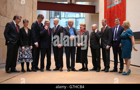 (Von links nach rechts) Prof. Adam Tomkins, Scottish Conservatives, Maggie Chapman, Scottish Green Party, Michael Moore, Staatssekretär für Schottland, Iain Gray, Scottish Labour, John Sweeney, stellvertretender erster Minister, Lord Smith, Vorsitzender der Kommission, Annabel Goldie, Scottish Conservatives, Patrick Harvie, Scottish Green Party, Tavish Scott, Scottish Liberal Democrats, Gregg McClymont , Labour Party und Linda Fabiani, SNP, als Lord Smith die von der Smith-Kommission erstellten "Heads of Agreement" einleitet, die eine weitere Dezentralisierung für Holyrood in den Blick nehmen. Stockfoto