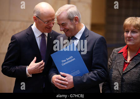 Der stellvertretende erste Minister John Sweeney (links) und Annabel Goldie, wobei Lord Smith von Kelvin, Vorsitzender der Kommission, den Bericht der Smith-Kommission im National Museum in Edinburgh hielt, während er die von der Smith-Kommission erstellten "Heads of Agreement" einführte, die eine weitere Dezentralisierung für Holyrood in den Blick nehmen. Stockfoto