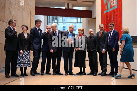 (Von links nach rechts) Prof. Adam Tomkins, Scottish Conservatives, Maggie Chapman, Scottish Green Party, Michael Moore, Staatssekretär für Schottland, Iain Gray, Scottish Labour, John Sweeney, stellvertretender erster Minister, Lord Smith, Vorsitzender der Kommission, Annabel Goldie, Scottish Conservatives, Patrick Harvie, Scottish Green Party, Tavish Scott, Scottish Liberal Democrats, Gregg McClymont , Labour Party und Linda Fabiani, SNP, als Lord Smith die von der Smith-Kommission erstellten "Heads of Agreement" einleitet, die eine weitere Dezentralisierung für Holyrood in den Blick nehmen. Stockfoto