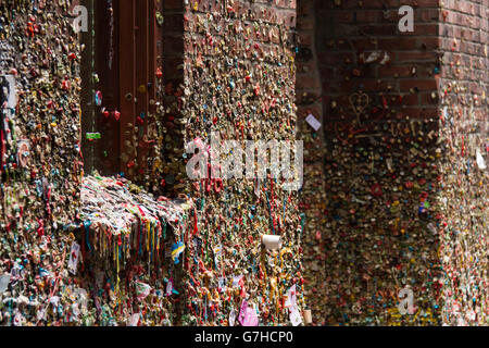 Gum-Gasse (Post-Gasse) am Pike Place Market in Seattle, WA (USA). Die Wände sind bedeckt mit bunten Kaugummis. Stockfoto