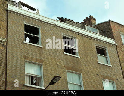 Feuerwehrleute besuchen den Schauplatz eines Hausbrands in der Wimpole Street im Zentrum von London. Neun Personen wurden aus dem Gebäude evakuiert, nachdem die Londoner Feuerwehr heute Morgen zu dem Vorfall gerufen wurde. Stockfoto