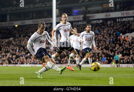 Fußball - Barclays Premier League - Tottenham Hotspur gegen Everton - White Hart Lane. Roberto Soldado von Tottenham Hotspur erzielt beim Spiel in der Barclays Premier League in der White Hart Lane, London, das zweite Tor seiner Seite. Stockfoto