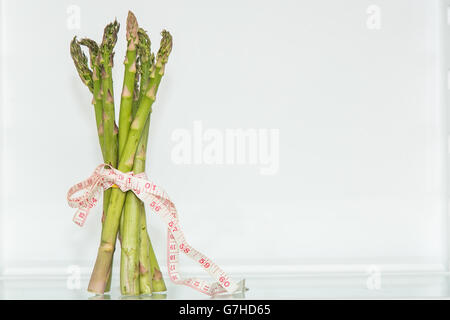 Garten Spargel mit Maßband. Gesunde Ernährung. Gesunde Lebensweise. Ernährung. Quelle für Vitamine. Vegetarier. Gewicht-Verlust. Stockfoto