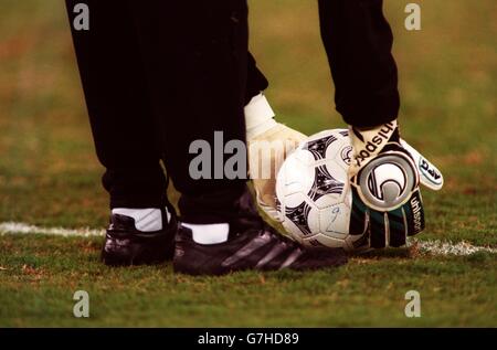 Internationaler Fußball. ASIA'96 Halbfinale Iran gegen Saudi-Arabien. Uhlsport, Torwarthandschuhe Stockfoto