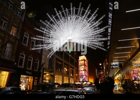 Die Weihnachtsbeleuchtung hängt über der New Bond Street im Zentrum von London. DRÜCKEN Sie VERBANDSFOTO. Bilddatum: Freitag, 28. November 2014. Bildnachweis sollte lauten: Yui Mok/PA Wire Stockfoto