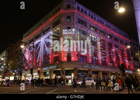 Die Fassade von Marks & Spencer erstrahlte zu Weihnachten in der Oxford Street im Zentrum von London. DRÜCKEN SIE VERBANDSFOTO. Bilddatum: Freitag, 28. November 2014. Das Foto sollte lauten: Yui Mok/PA Wire Stockfoto