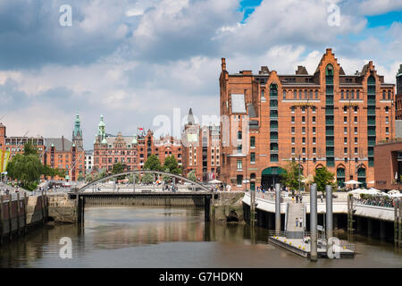 Ansicht der historischen Speicherstadt mit Maritime Museum auf der rechten Seite in Hamburg Deutschland Stockfoto