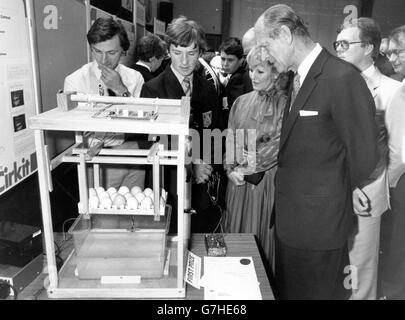 Der Duke of Edinburgh untersucht in Begleitung von Sänger Petula Clark ein Kontrollgerät für das Eintauchen von Eiern von Daniel Rodenhurst (zweiter links), 13, der Maelor School, Wrexham, Gewinner der Juniorsektion der Young Electronic Designer Awards in London. *Eingescannte Low-Res aus dem Druck, High-Res auf Anfrage* Stockfoto