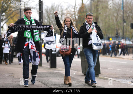 Fußball - Barclays Premier League - Tottenham Hotspur gegen Everton - White Hart Lane. Tottenham Hotspur-Fans kommen für das Spiel mit Everton in der White Hart Lane an Stockfoto