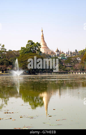 In Yangon, die zentrale Stupa der Paya Shwedagon reflektieren die Ruhe und glänzenden Wasser des Kandawgyi See (Myanmar). Stockfoto