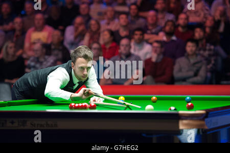 Judd Trump im Einsatz gegen Mark Davis während der Coral UK Championship 2014 im Barbican Center, York. Stockfoto