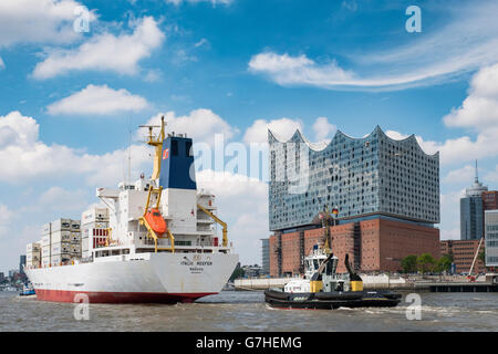 Ansicht der neuen Elbphilharmonie Konzert Halle und Cargo Schiff auf Elbe in Hamburg Deutschland Stockfoto
